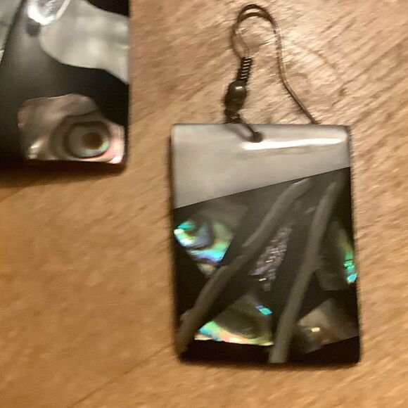 ABALONE SHELL PENDANT EARRINGS SET​​ - Picture 8 of 10